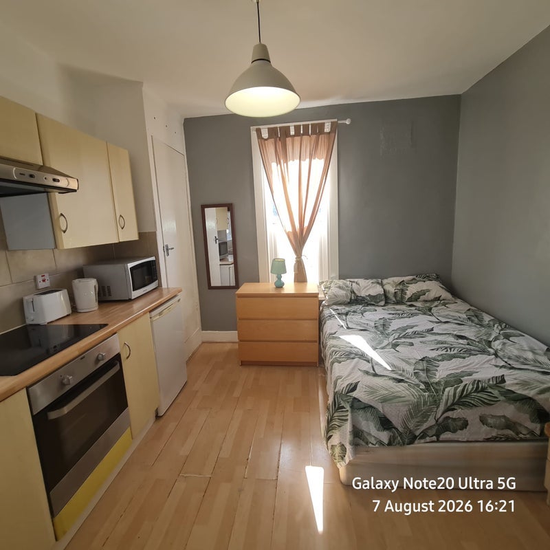 Flat Effingham Road in Greater London