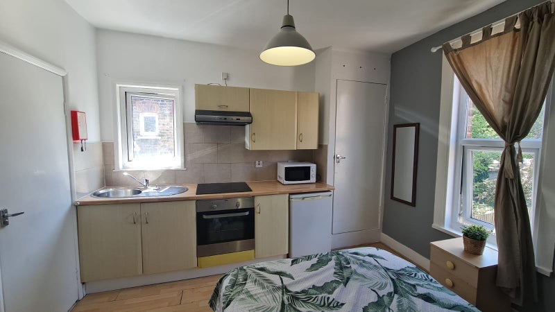 Flat Effingham Road in Greater London