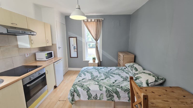 Flat Effingham Road in Greater London