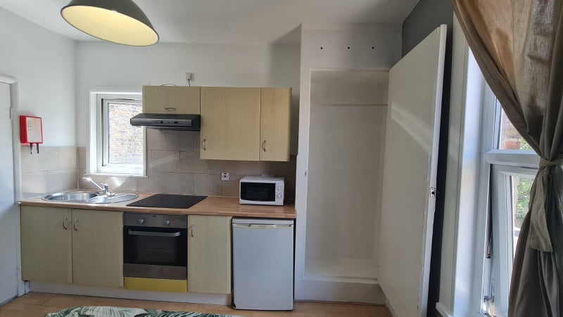 Flat Effingham Road in Greater London