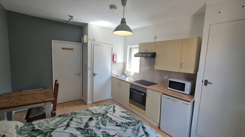Flat Effingham Road in Greater London