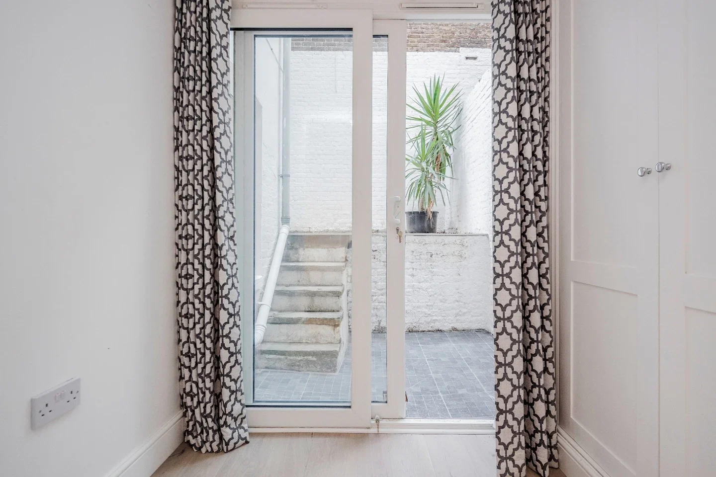 Flat Ifield Road in Greater London