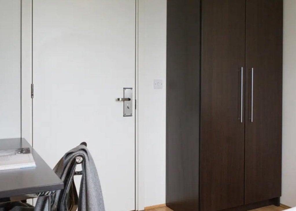 Room Middlesex Street in City of London