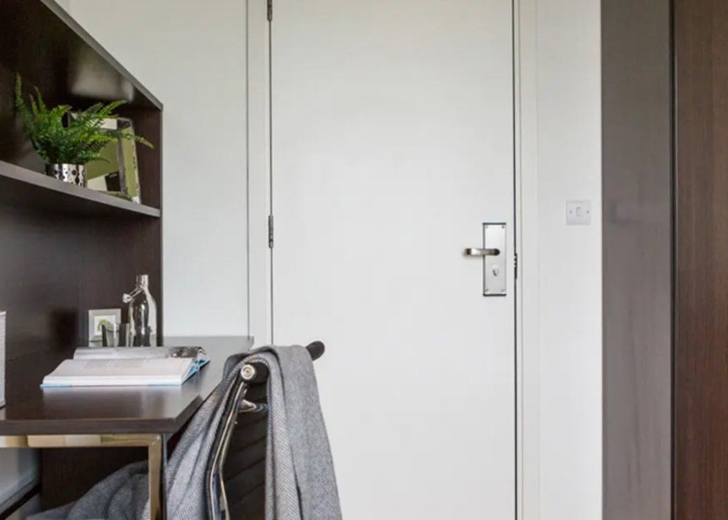 Room Middlesex Street in City of London