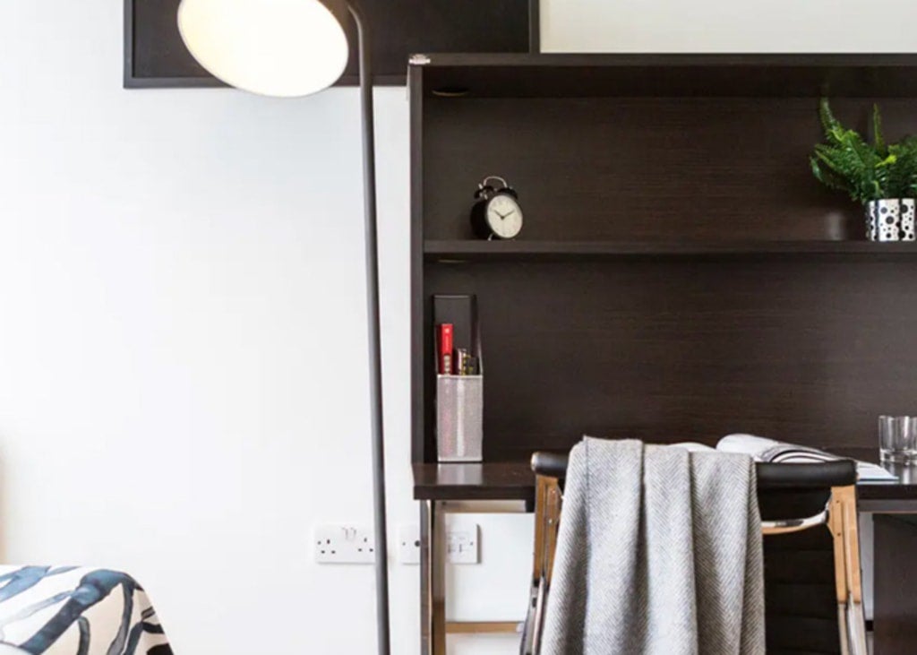 Room Middlesex Street in City of London