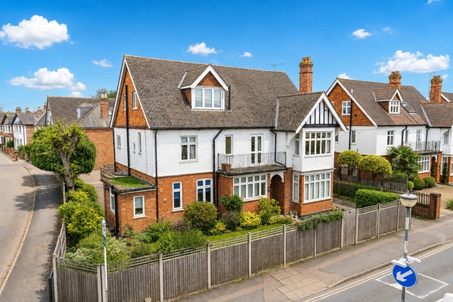 Flat Portmore Park Road in Elmbridge
