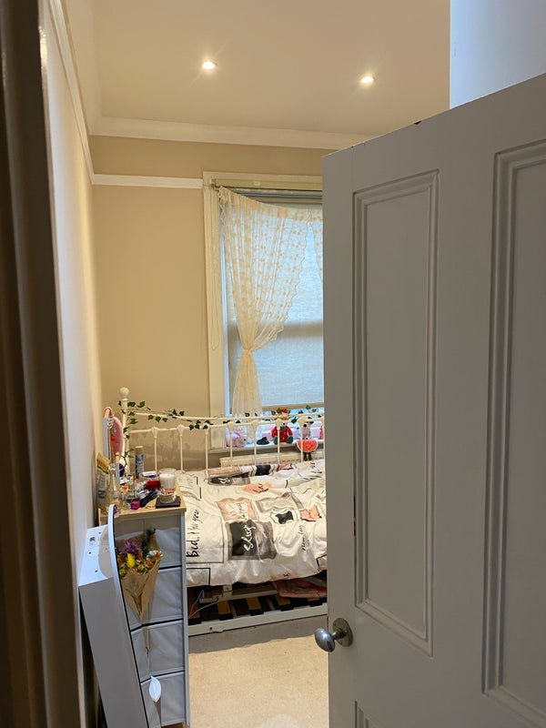 Room Russell Avenue in Greater London