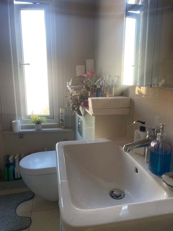 Room Russell Avenue in Greater London