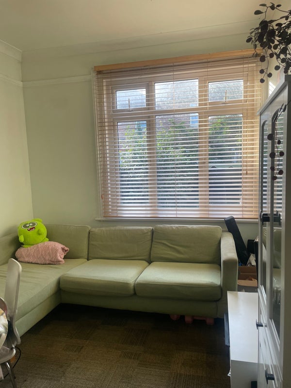 Room Russell Avenue in Greater London