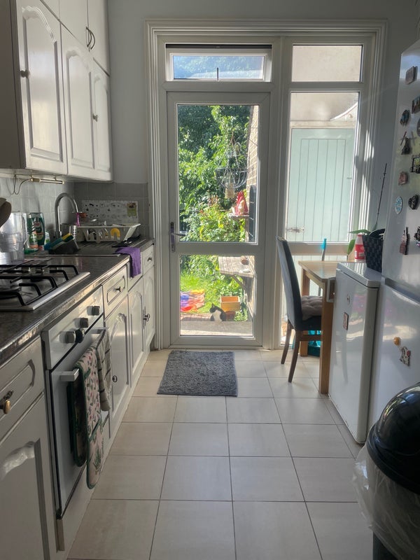 Room Russell Avenue in Greater London