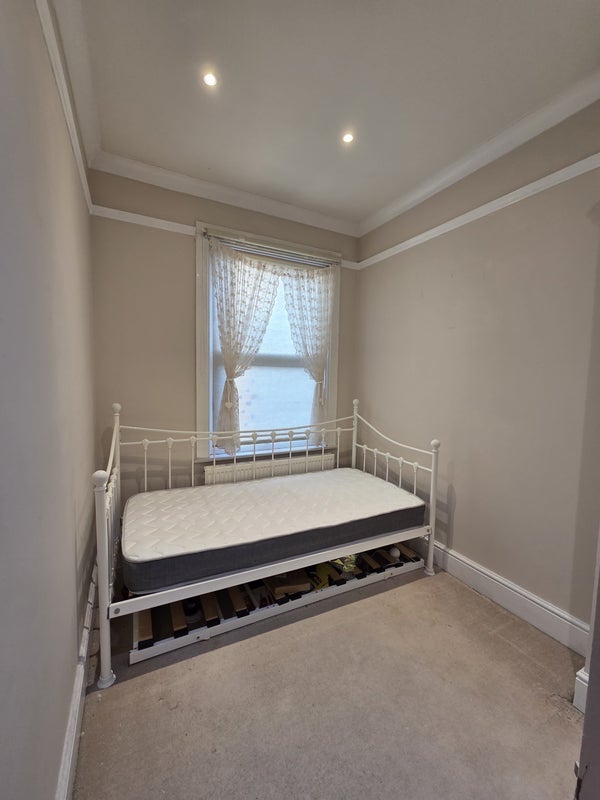 Room Russell Avenue in Greater London