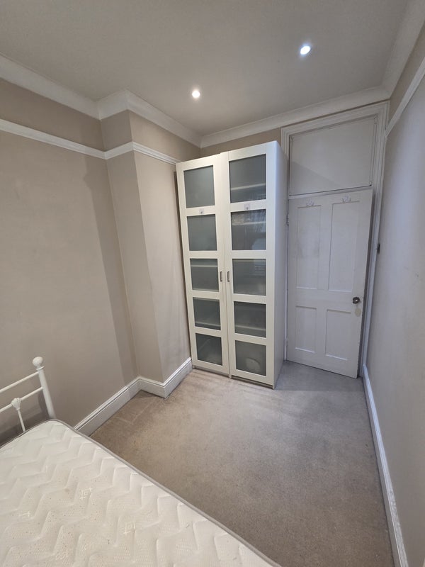 Room Russell Avenue in Greater London
