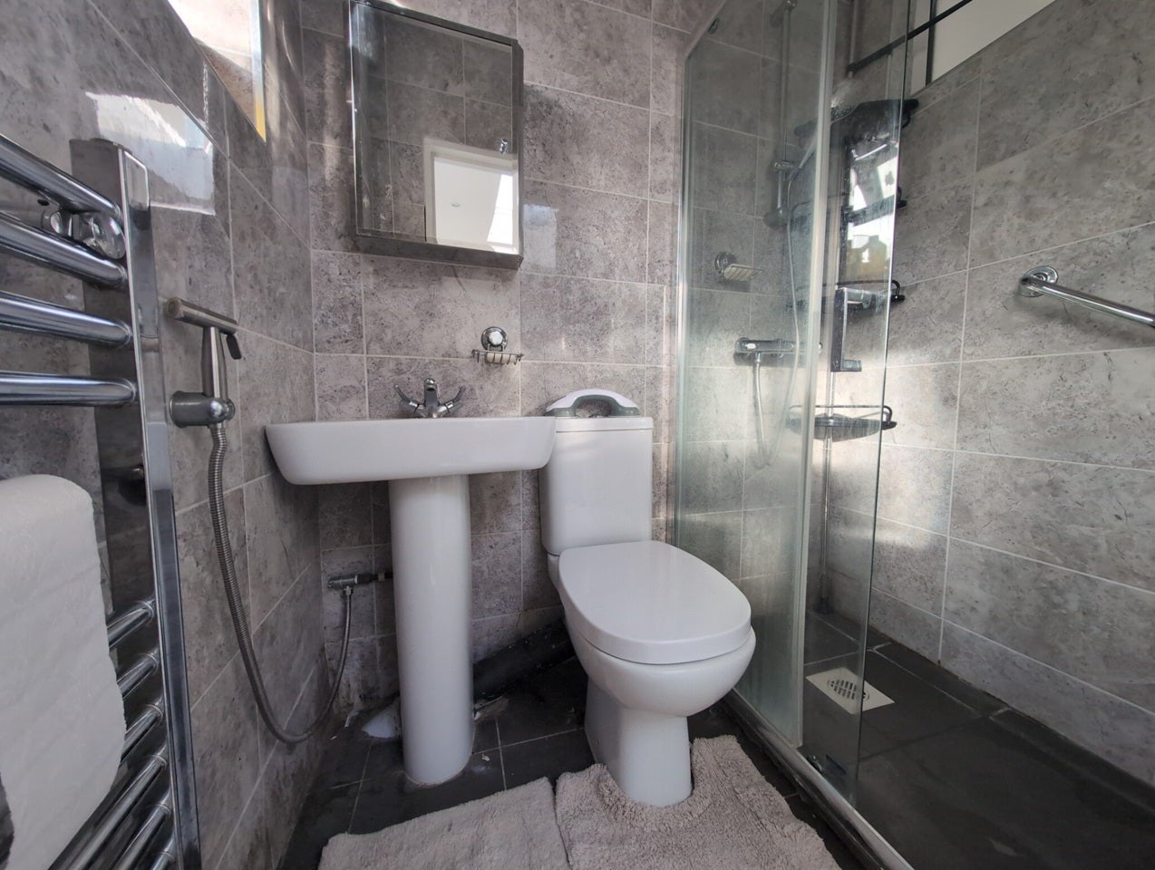 Room Grove Road in Greater London