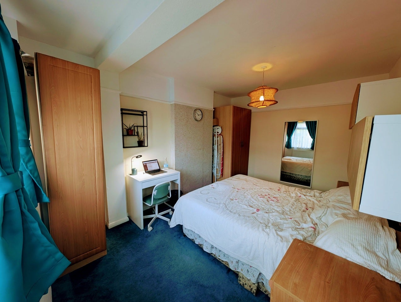 Room Grove Road in Greater London