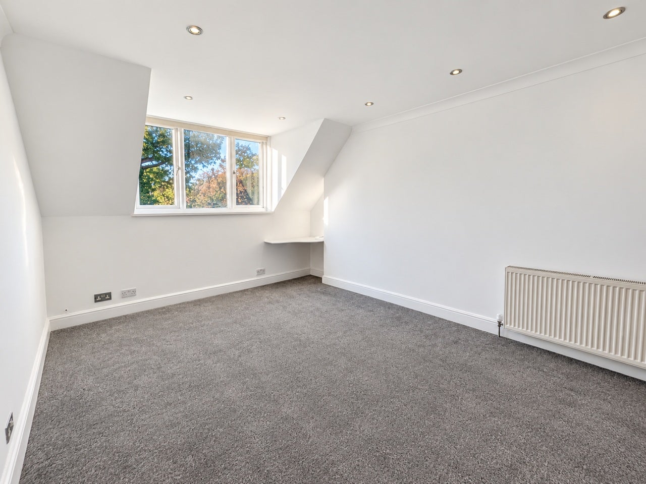 Flat Elm Avenue in Greater London