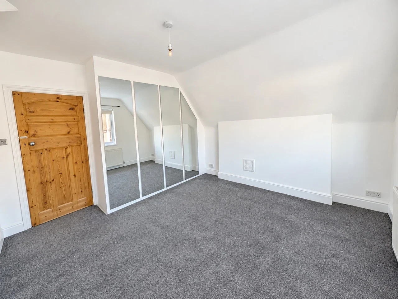 Flat Elm Avenue in Greater London