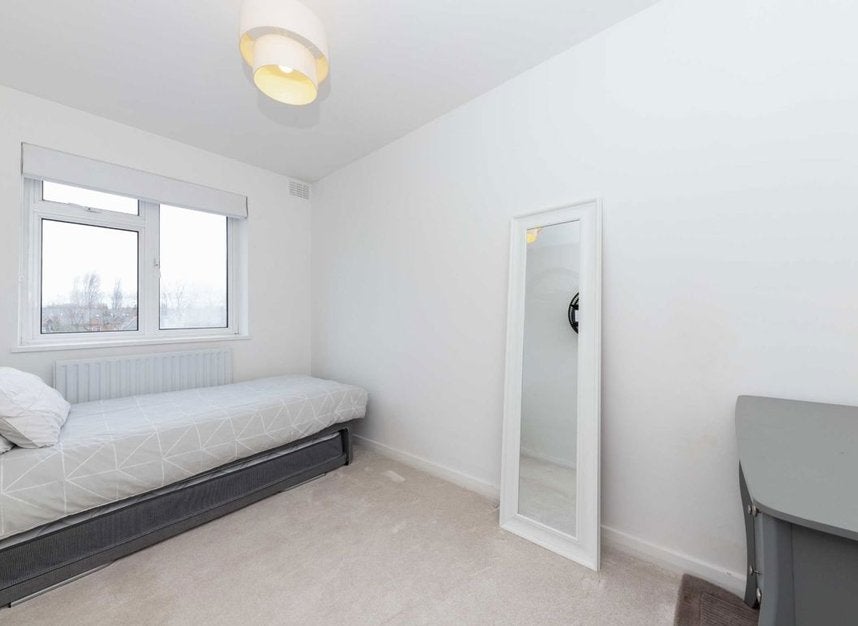 Flat Fairfax Road in Greater London