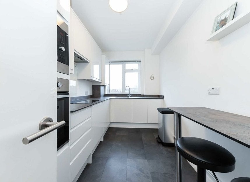 Flat Fairfax Road in Greater London