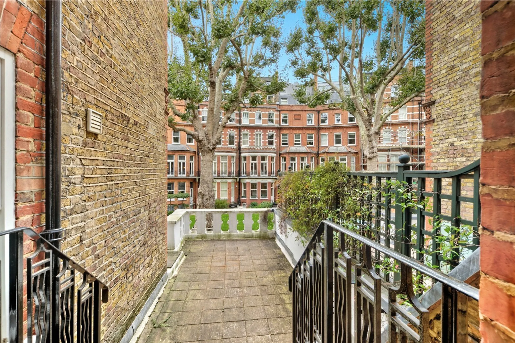 Flat Egerton Gardens in Greater London