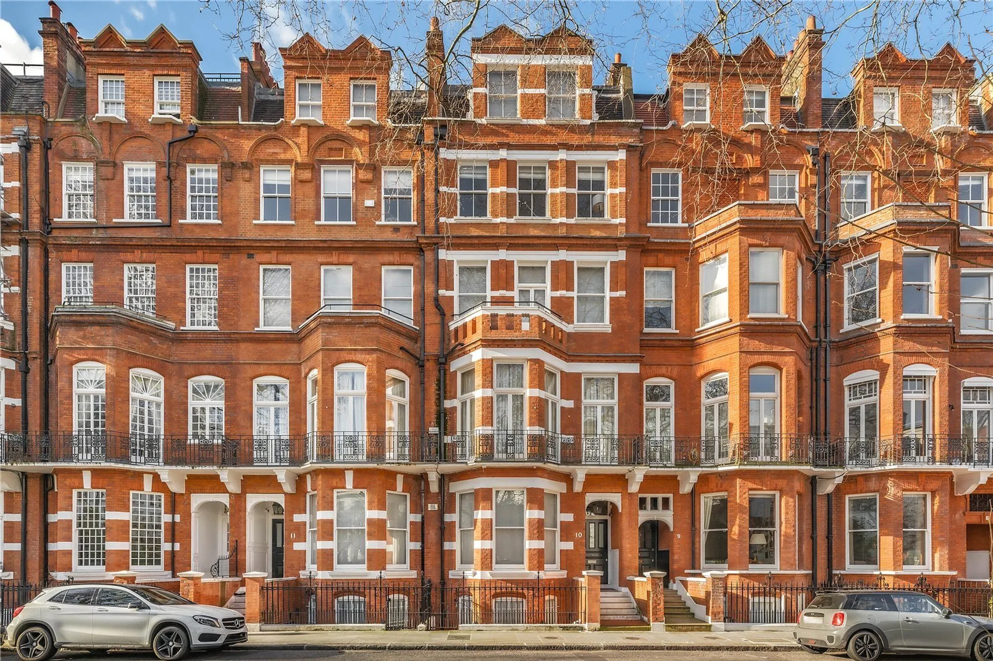 Flat Egerton Gardens in Greater London