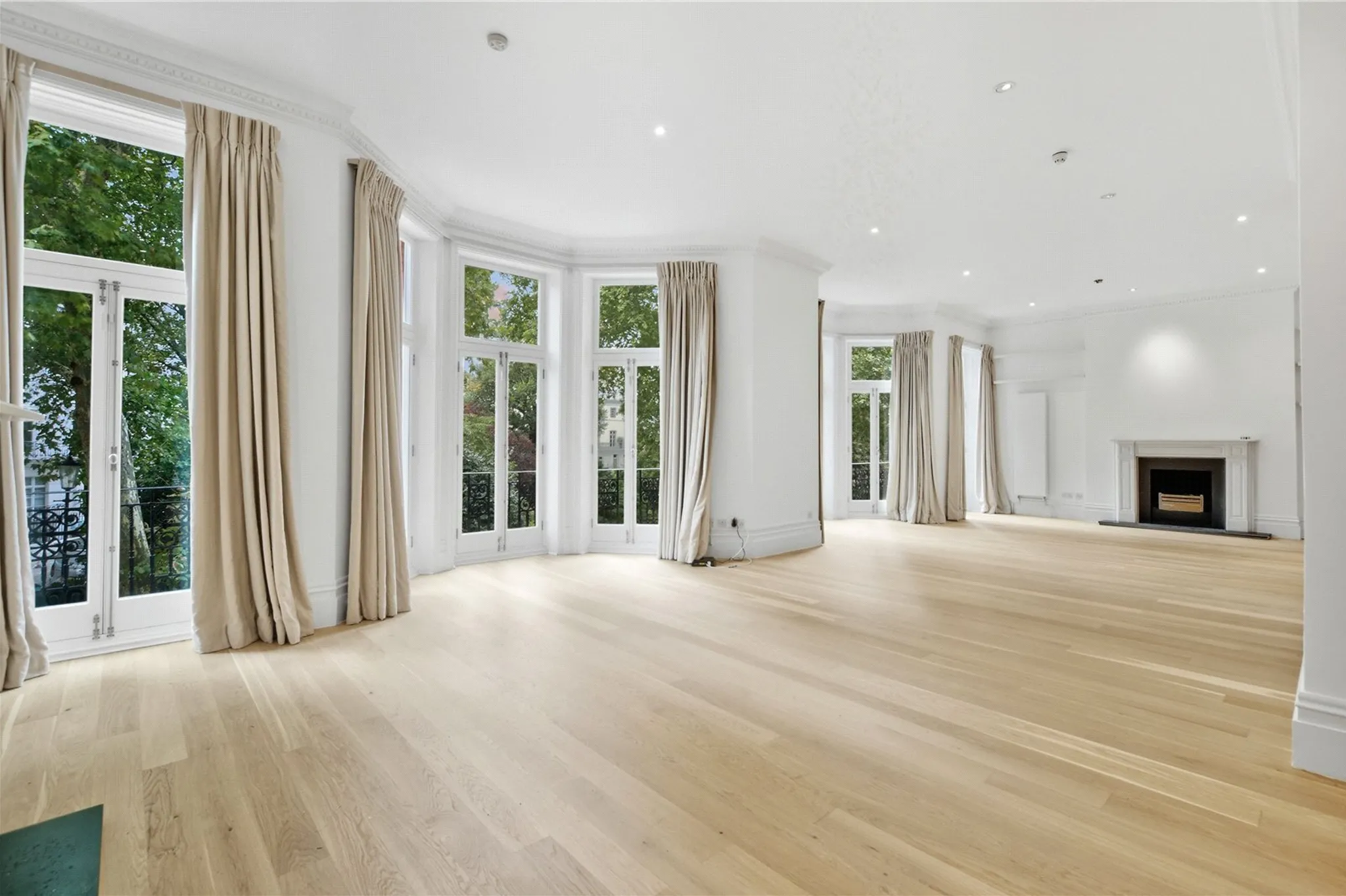 Flat Egerton Gardens in Greater London