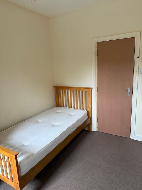 Room Coulsdon Road in Greater London