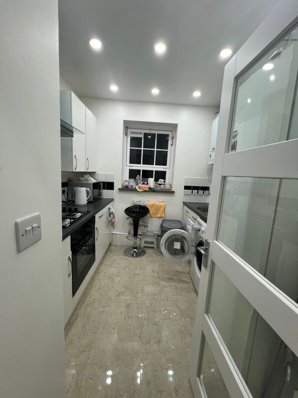 Room Calvert Avenue in Greater London