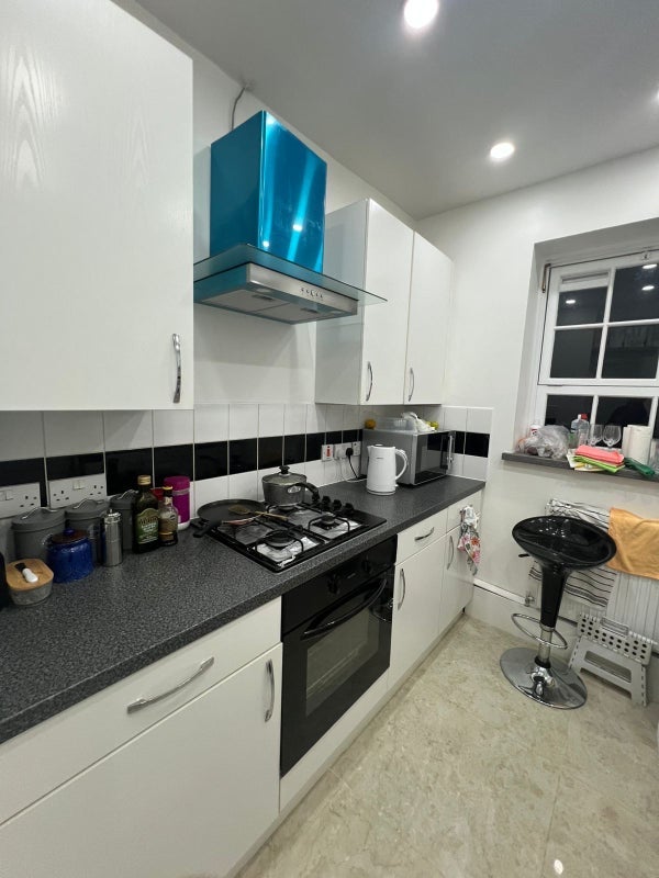 Room Calvert Avenue in Greater London