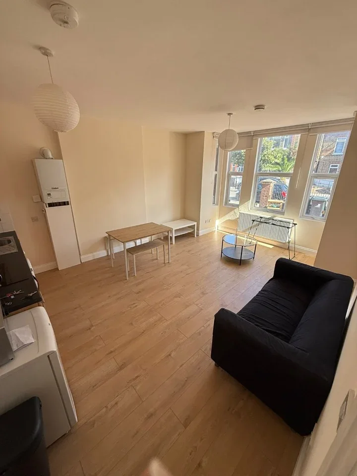 Flat Newburgh Road in Greater London