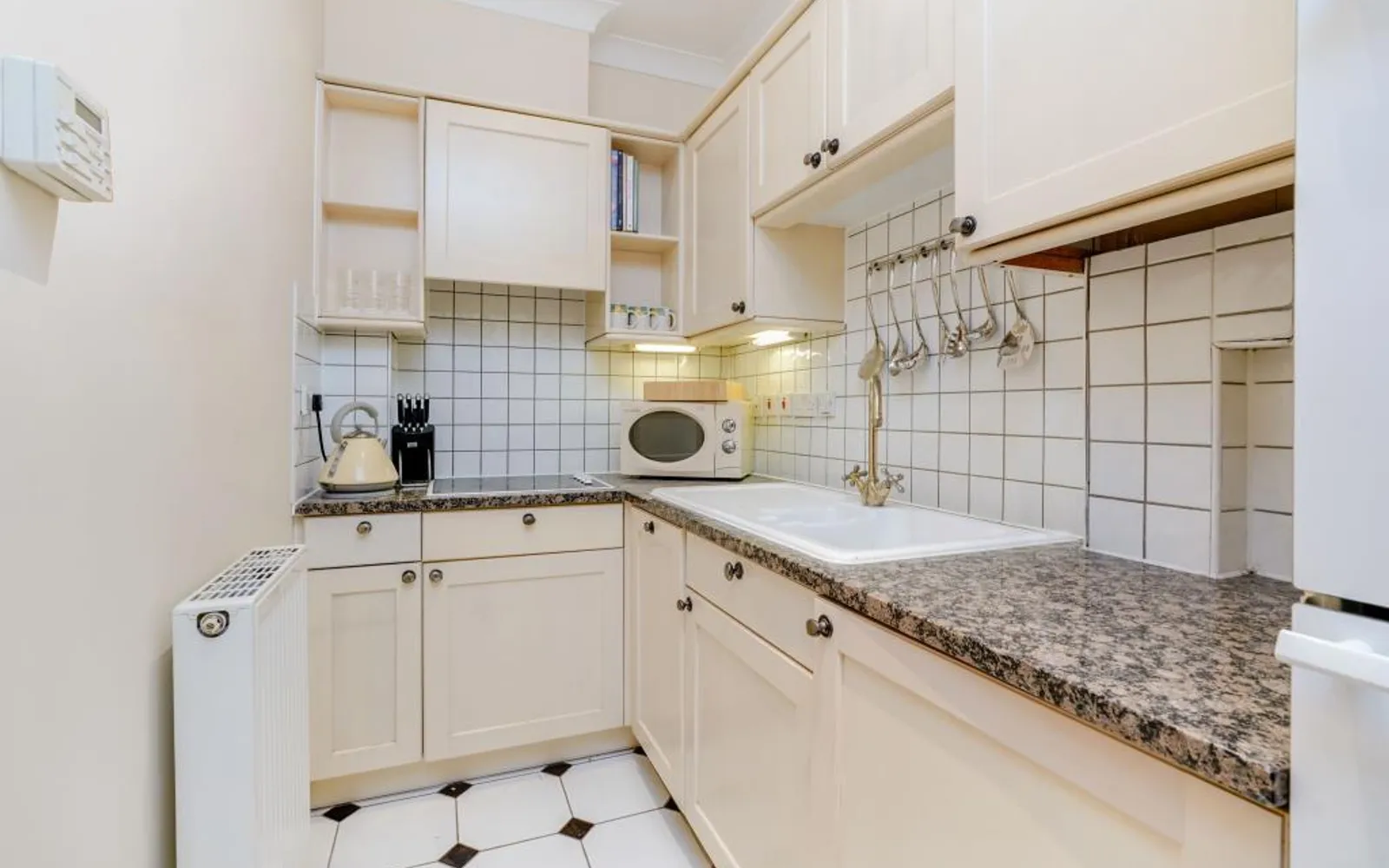 Flat Ellesmere Place in Elmbridge