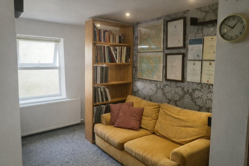 Room Haling Road in Greater London