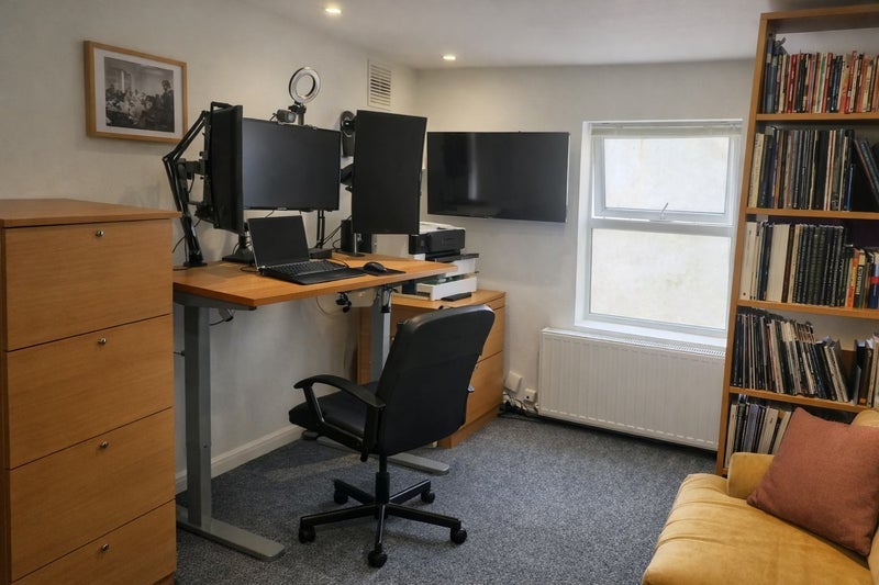 Room Haling Road in Greater London