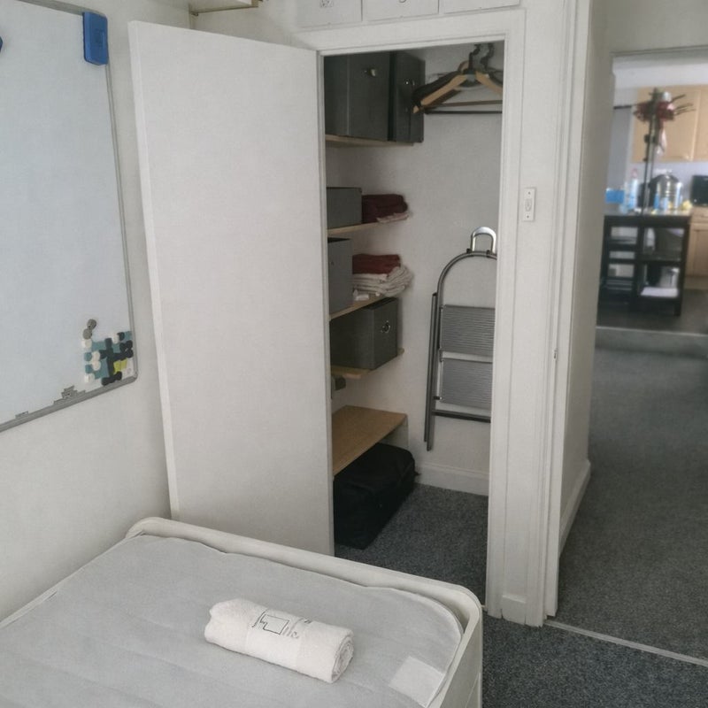 Room Haling Road in Greater London