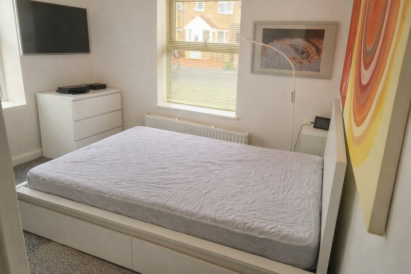 Room Haling Road in Greater London