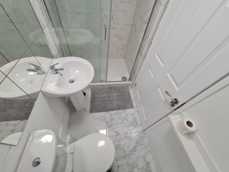 Room Farringdon Road in Greater London