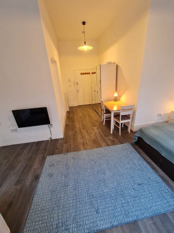 Room Farringdon Road in Greater London