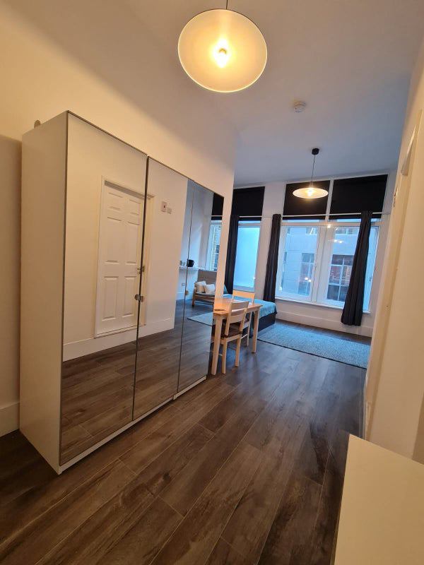 Room Farringdon Road in Greater London