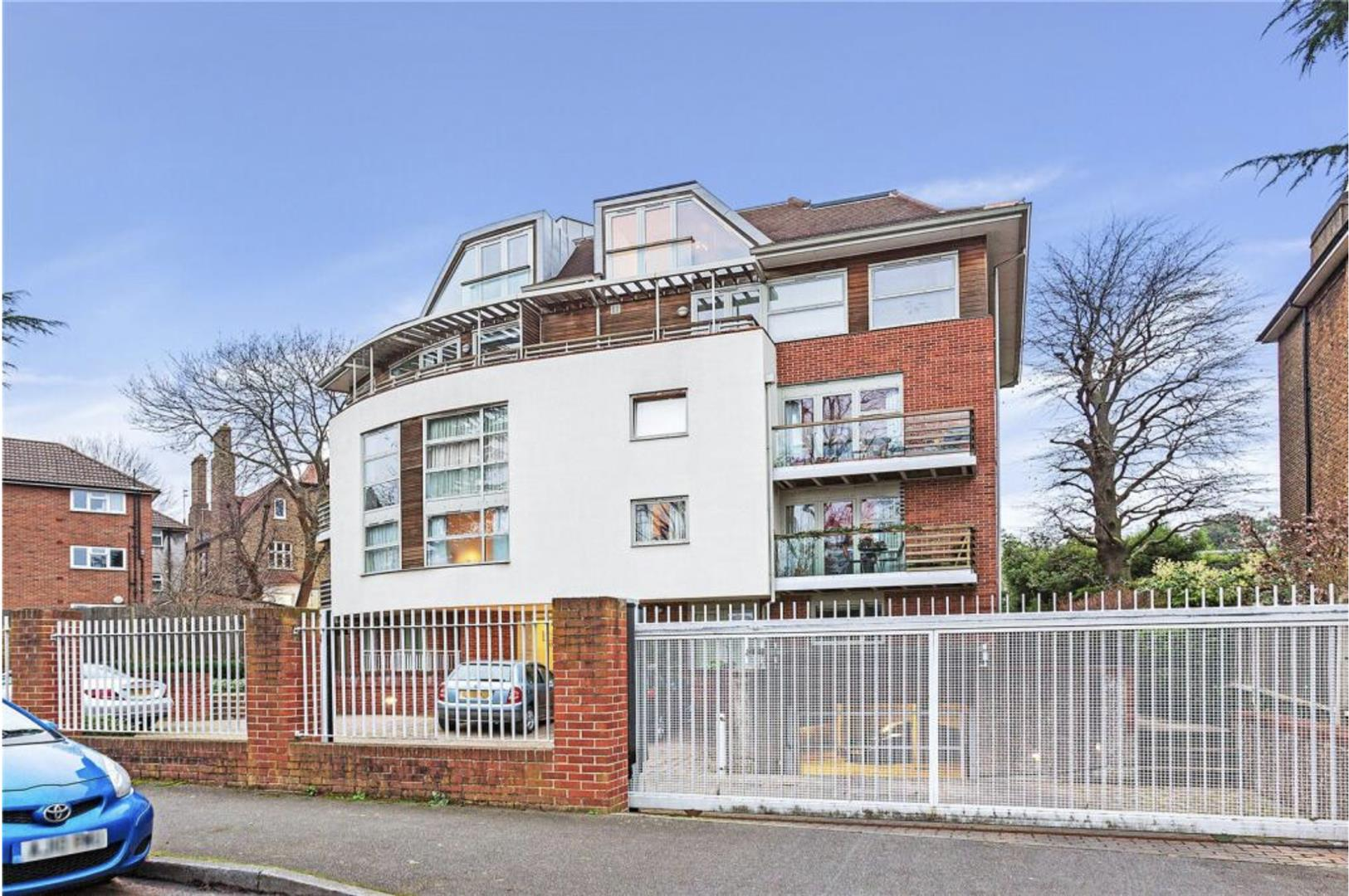 Flat Grosvenor Hill in Greater London