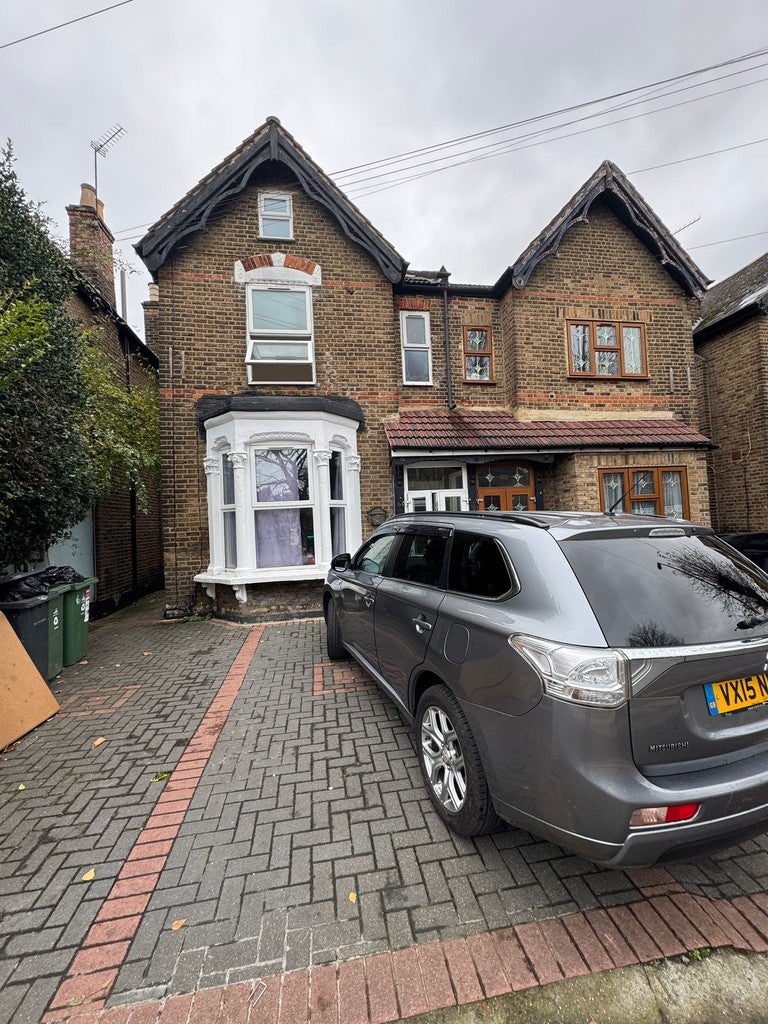 Flat Woodville Road in Greater London