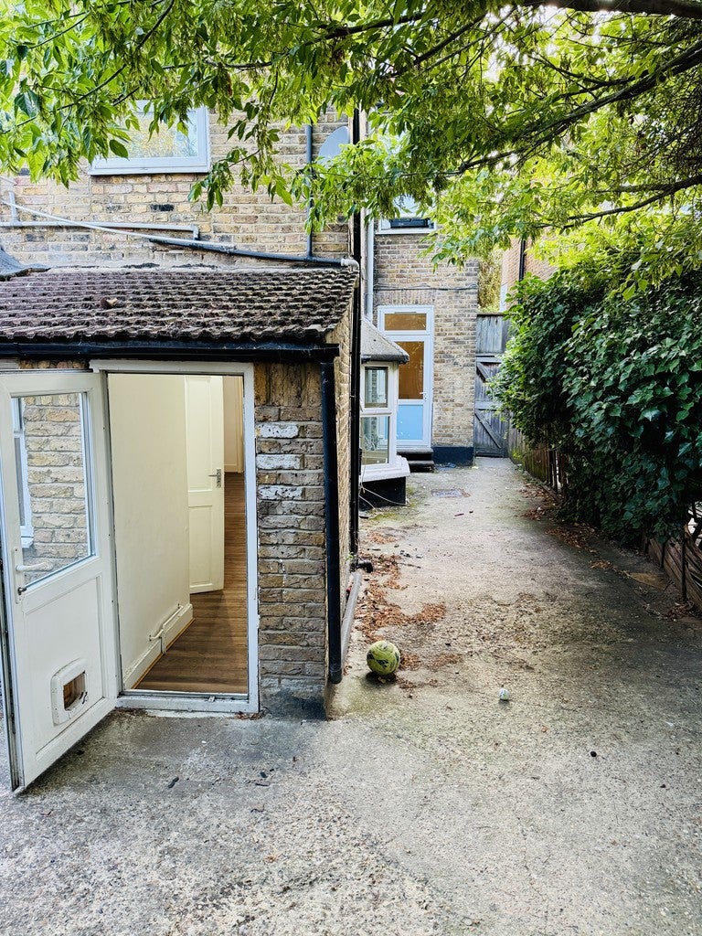 Flat Woodville Road in Greater London