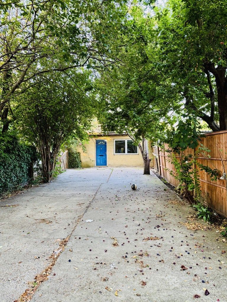 Flat Woodville Road in Greater London