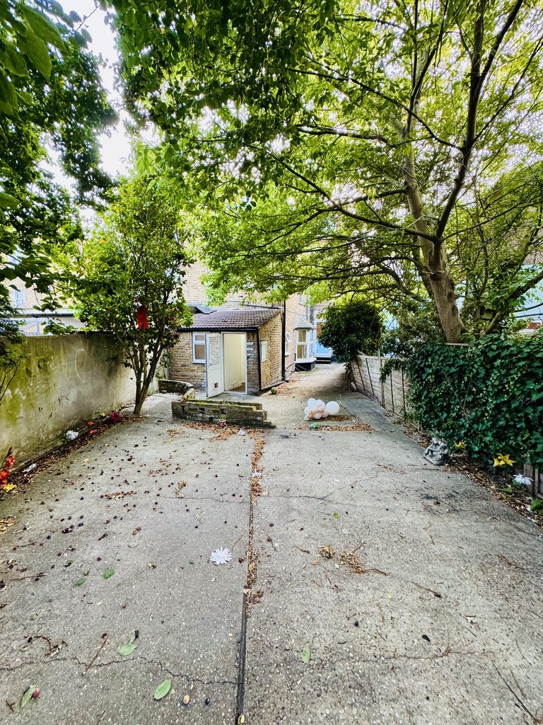 Flat Woodville Road in Greater London