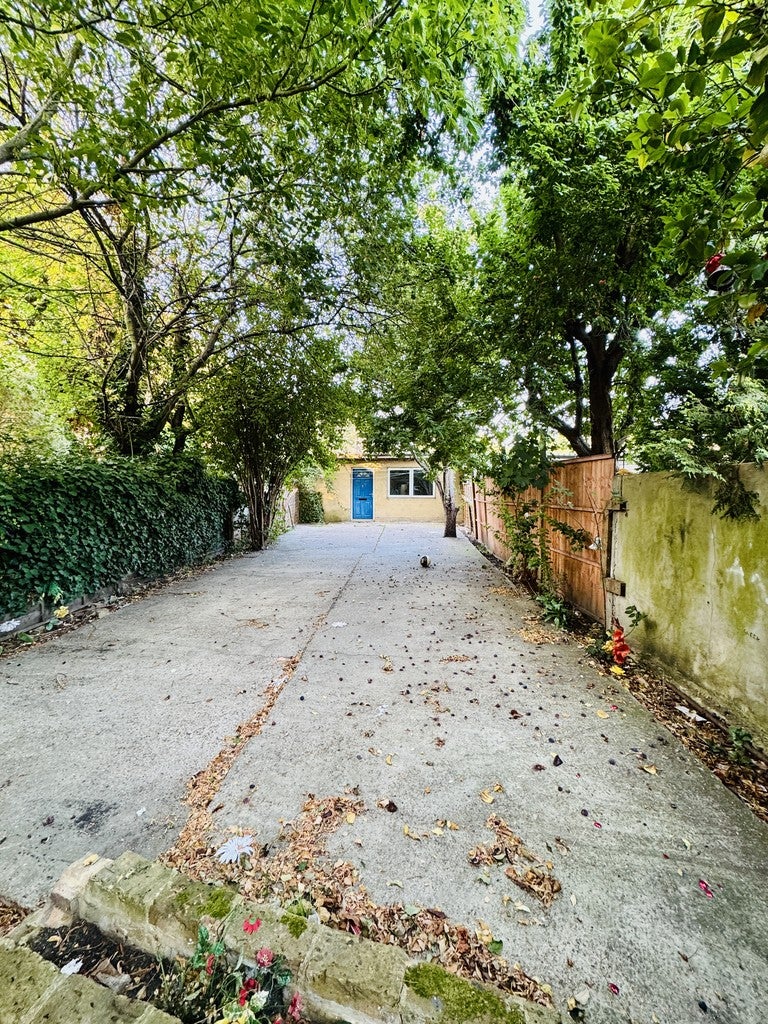 Flat Woodville Road in Greater London