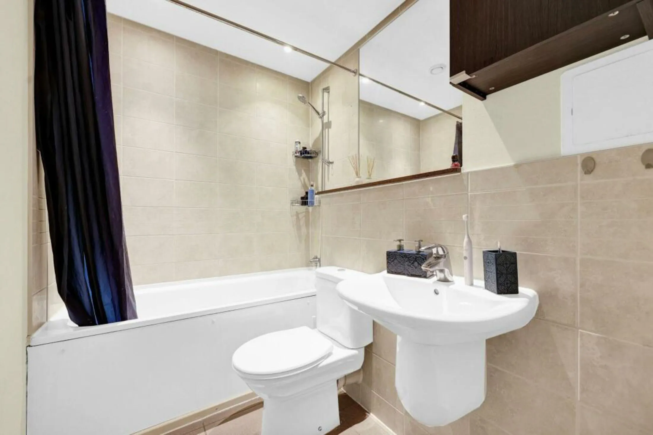 Flat Ordell Road in Greater London