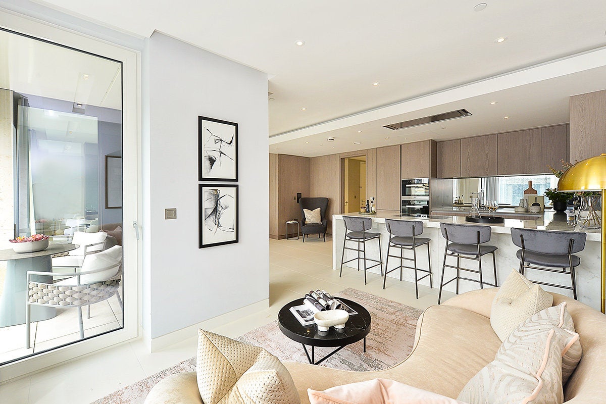 Flat Sugar Quay Walk in City of London