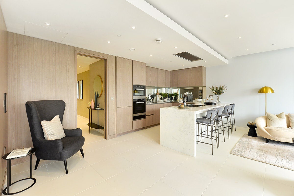 Flat Sugar Quay Walk in City of London