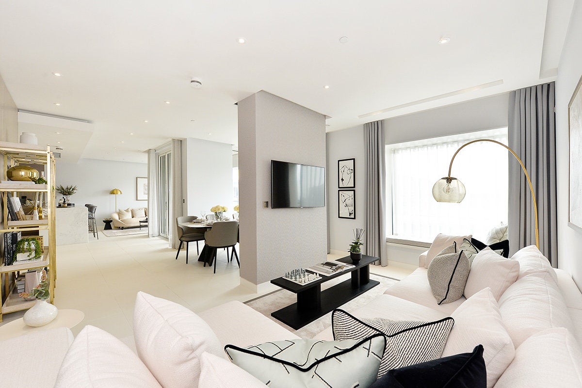 Flat Sugar Quay Walk in City of London