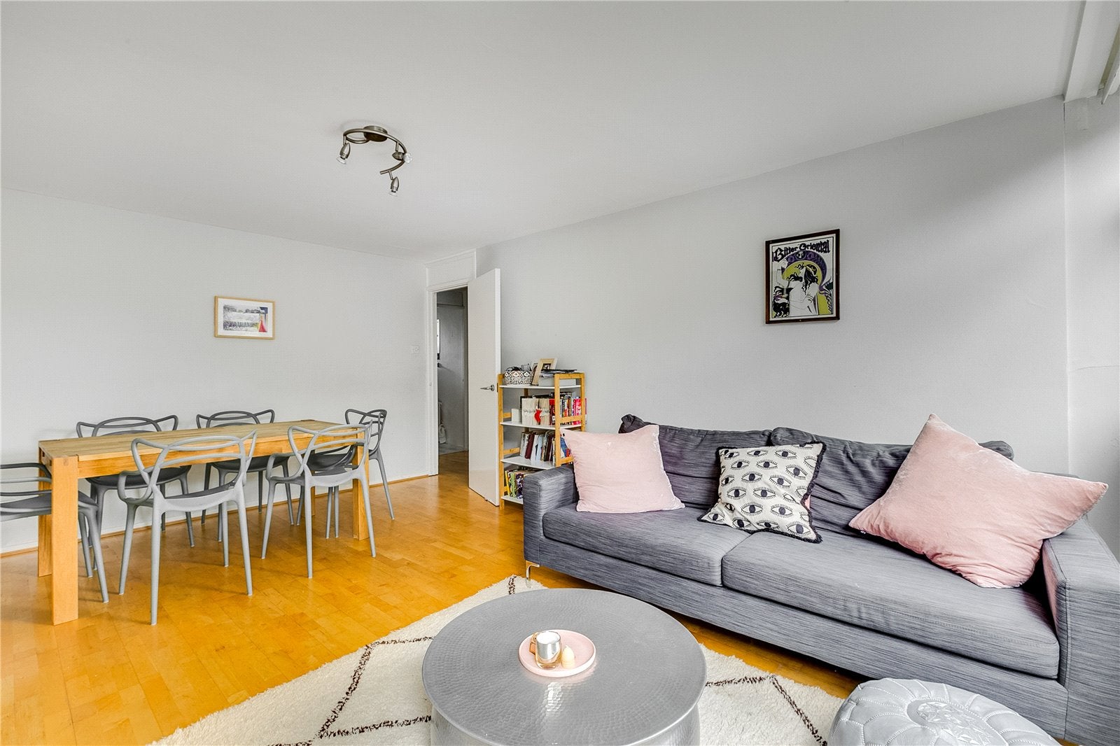 Flat Ladbroke Road in Greater London