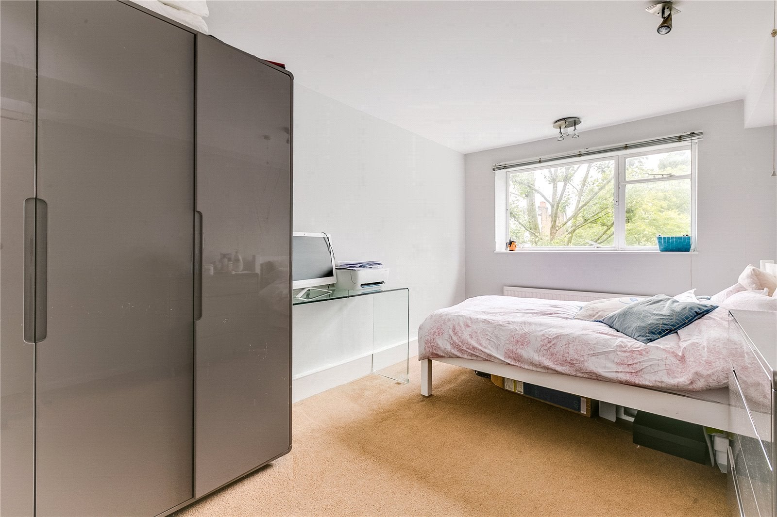 Flat Ladbroke Road in Greater London