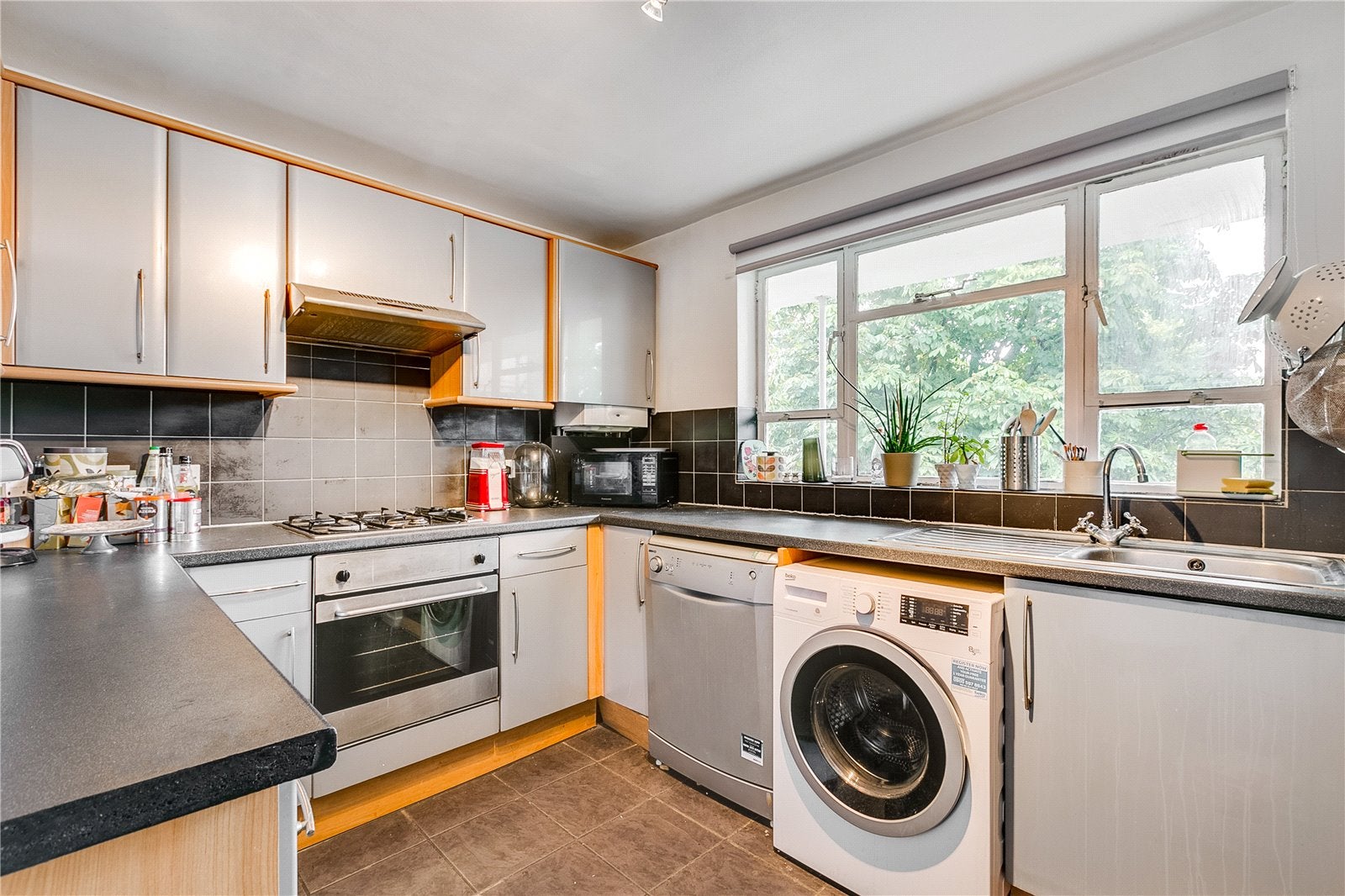 Flat Ladbroke Road in Greater London